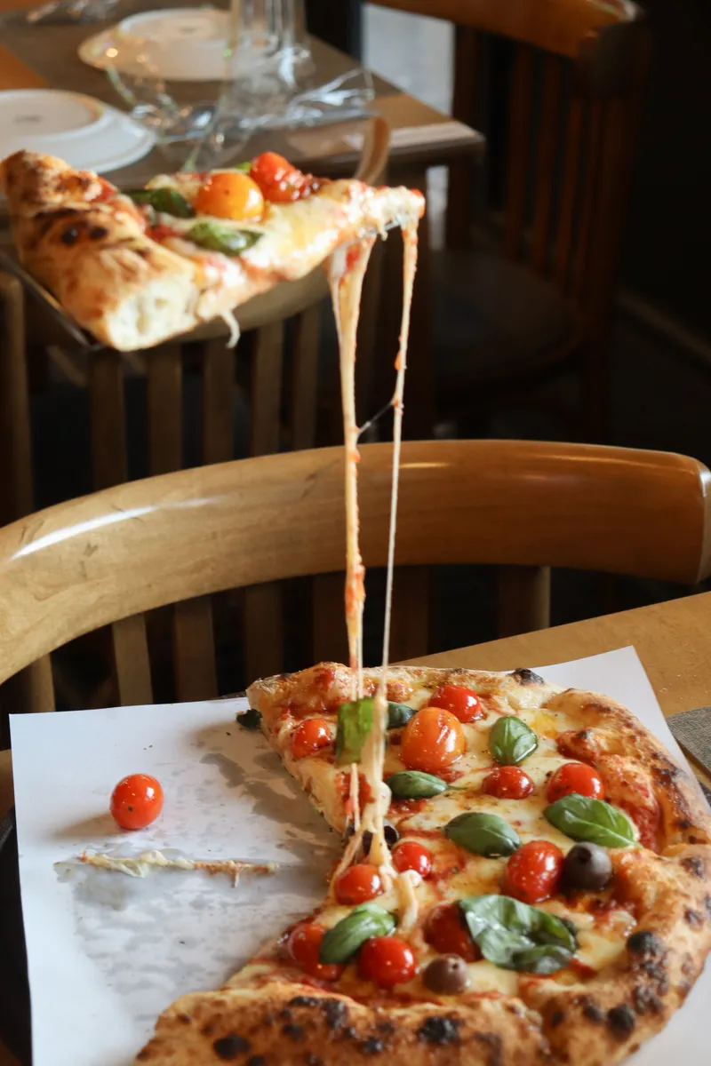 Detalle de la masa dorada y crujiente de nuestra pizza artesanal.