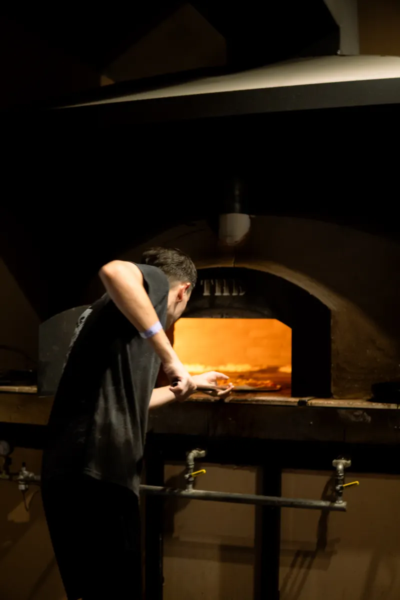 Pizza saliendo del horno de barro en Cosa di Giovanni.